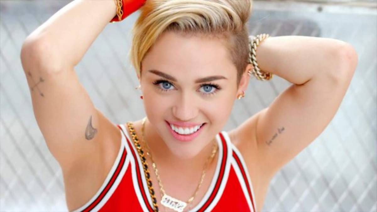 Fan le toca partes íntimas a Miley Cyrus