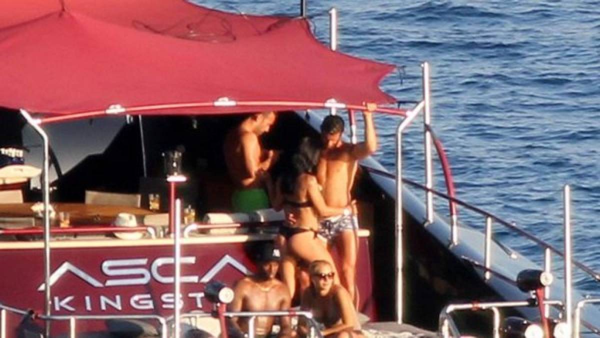 C1.38(1024x768)CR7 bailó en su yate durante un buen rato con la misteriosa chica del bikini negro. La joven le rodeaba cariñosamente su cuello con los brazos mientras le susurraba a la oreja.