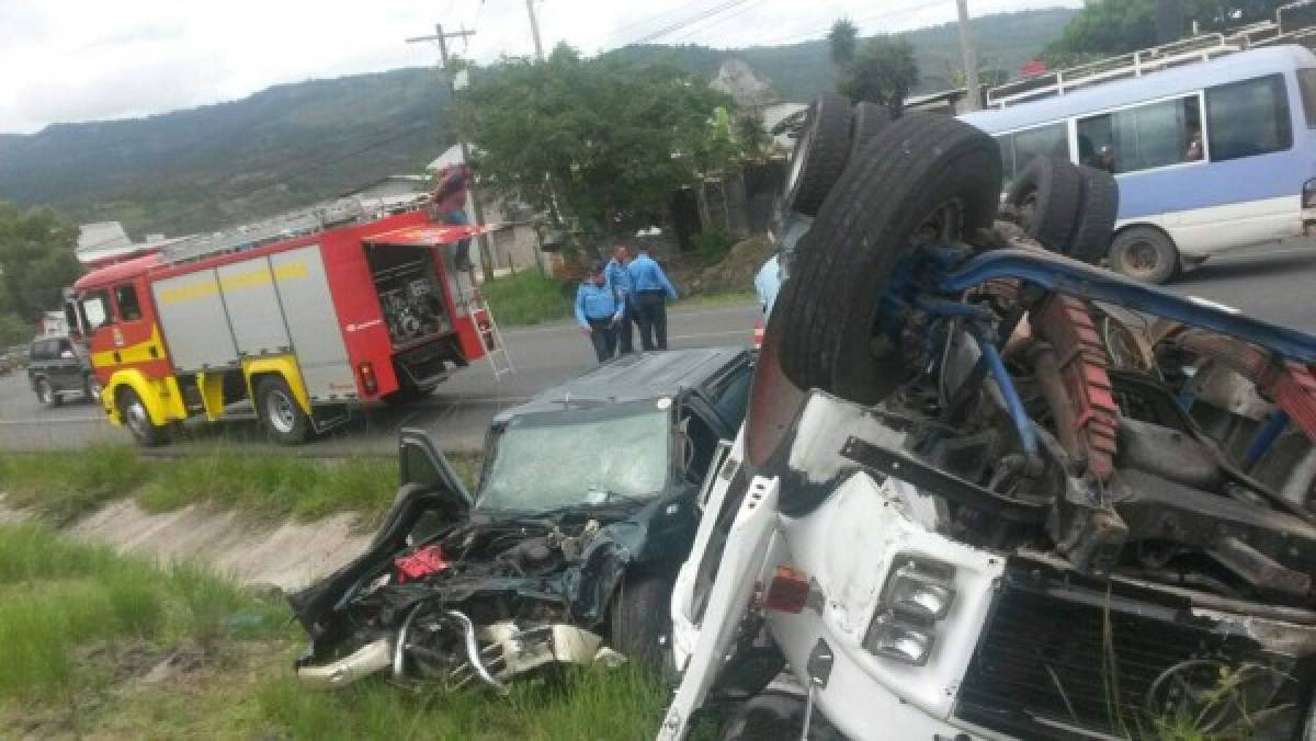 Seis heridos tras brutal colisión vehicular en salida a Olancho