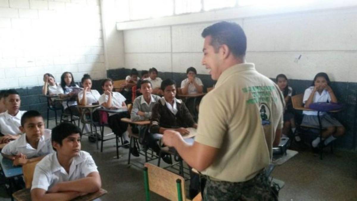 Imparten charlas sobre drogas a estudiantes de colegios en la capital