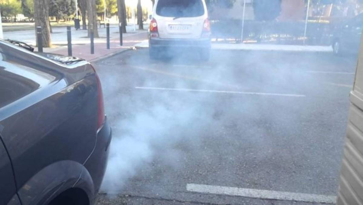 Lo normal es que tu auto tire humo apenas visible o en forma de vapor, y cuando se acelera algo gris pero no en exceso.