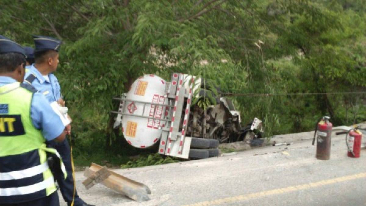 Un muerto en salida a Danlí y una rastra se vuelca en carretera al sur