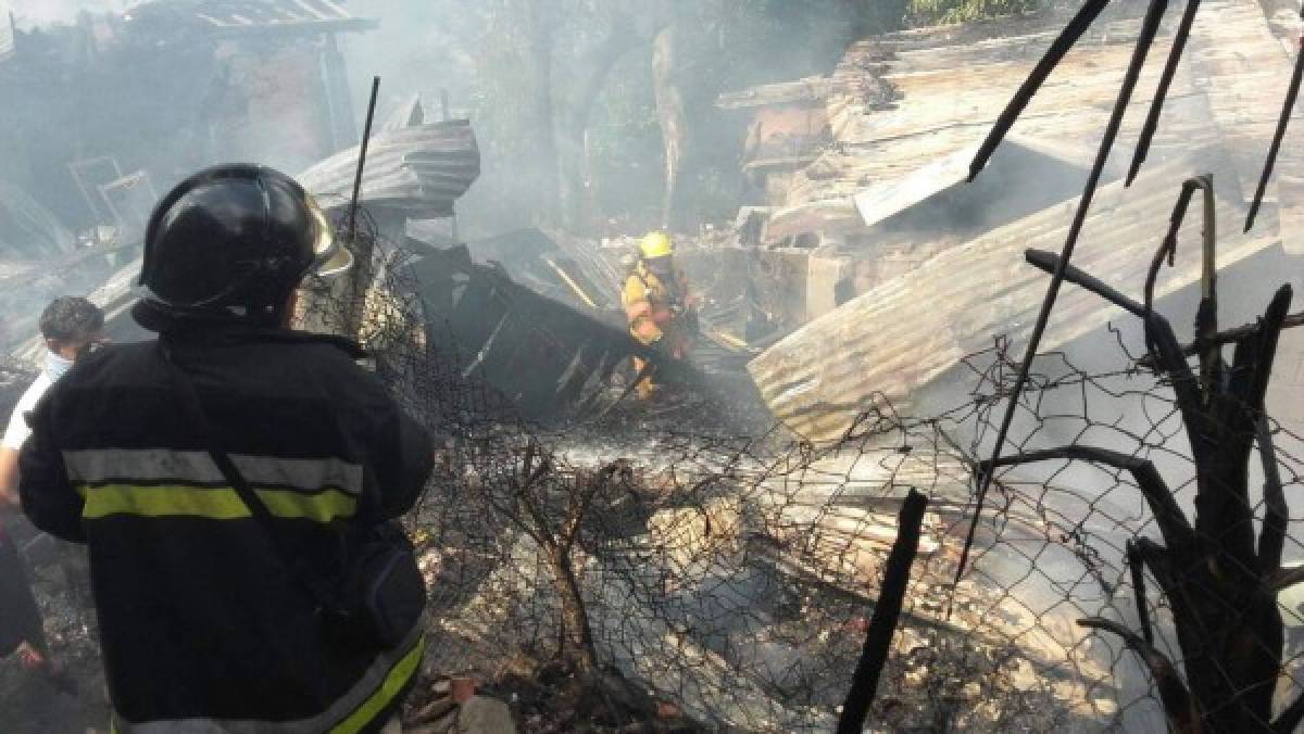 Atroz incendio devora cuarterías en la colonia Santa Cecilia de la capital de Honduras