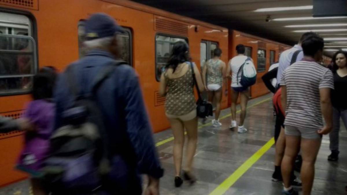 Mexicanos se pasean en ropa interior por el metro para lograr un nuevo récord