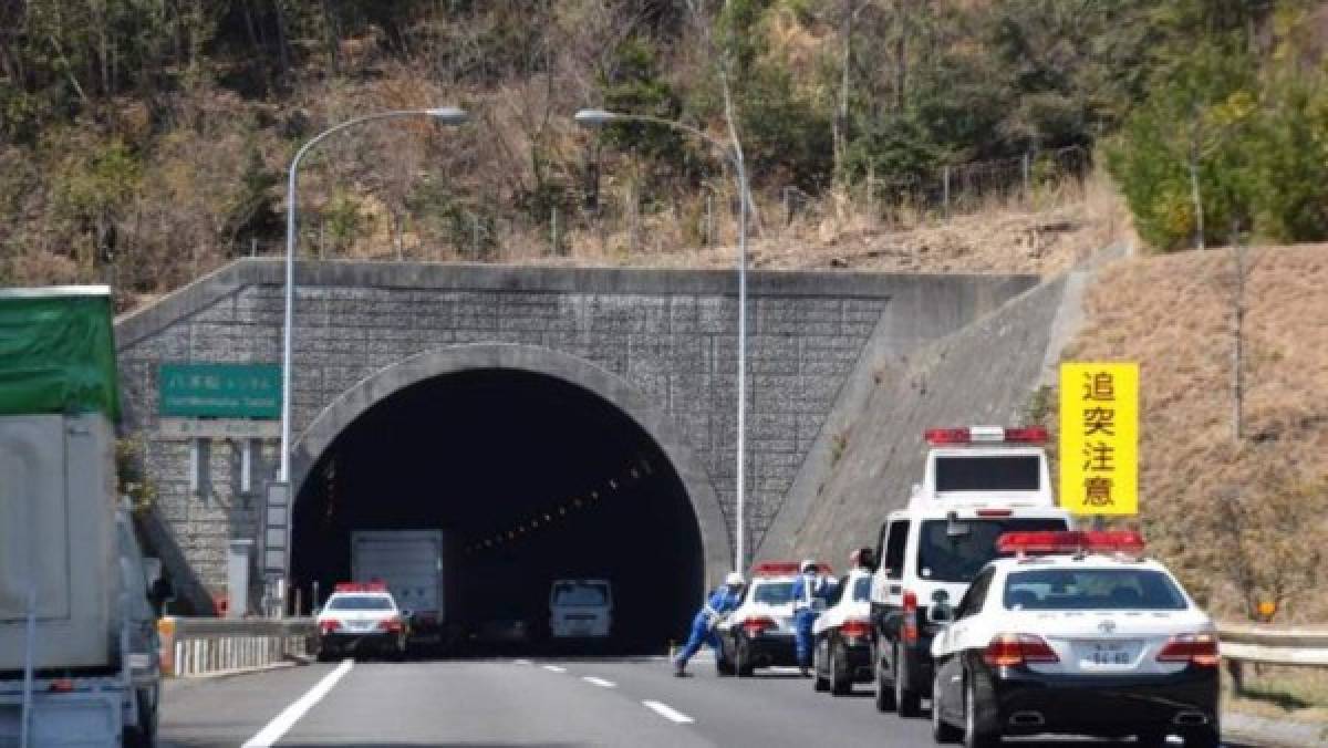 Choque en cadena en túnel deja 2 muertos y casi 70 heridos en Japón