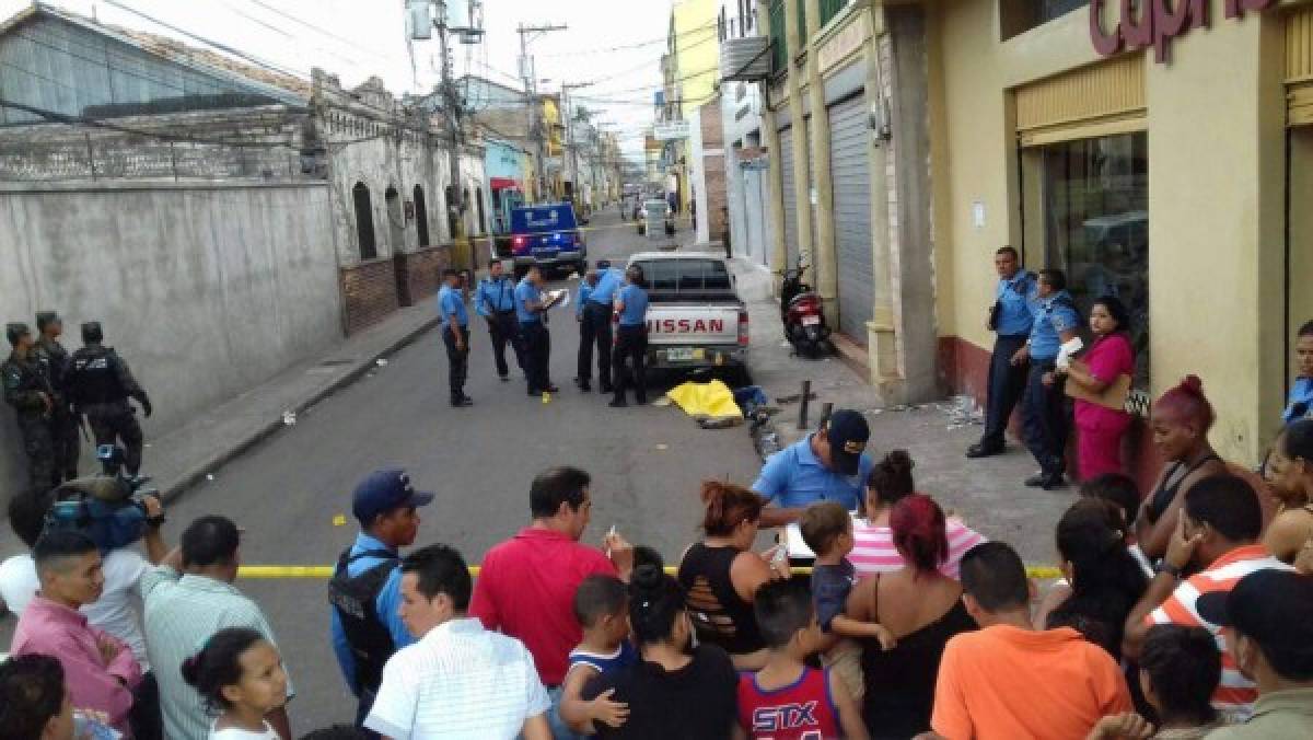 El cuerpo de Edwin Joel Sánchez, asesinado en la tercera avenida de Comayagüela quedó tendido al lado de un vehículo Nissan color gris.