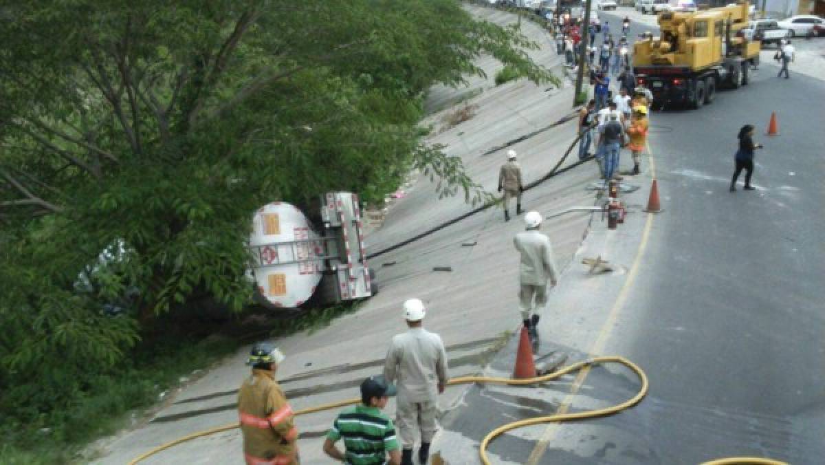 Un muerto en salida a Danlí y una rastra se vuelca en carretera al sur