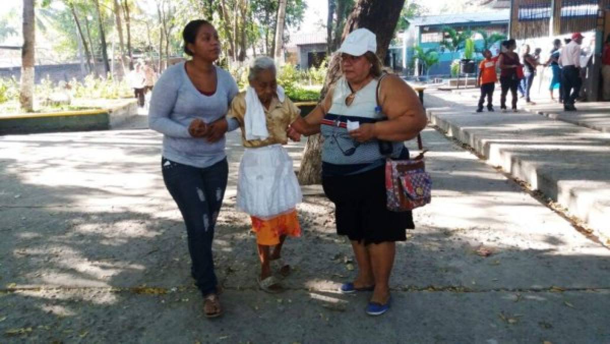 Abuelitos hondureños ejercen su derecho a votar