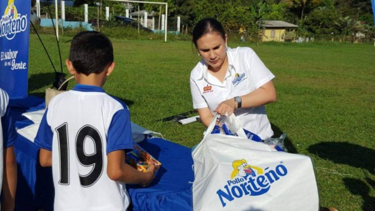 Equipo de niños olvidó los sacos para vestir uniformes de verdad