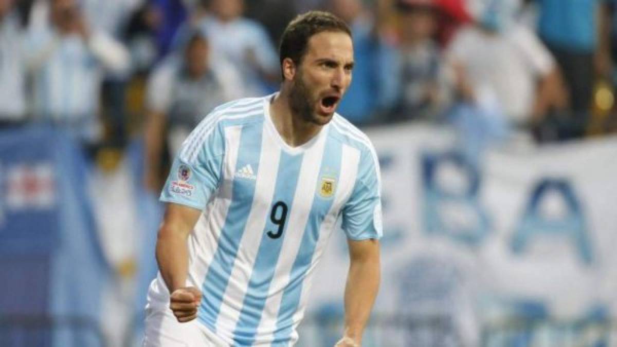 Gonzalo Higuaín envuelto en una polémica por 'pedir' fotos por Instagram a modelo