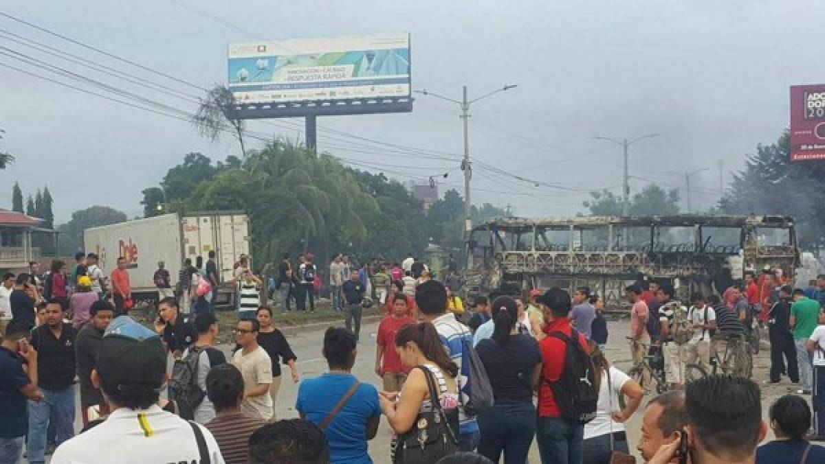 Manifestantes prenden fuego a bus de la empresa Mirna en San Pedro Sula