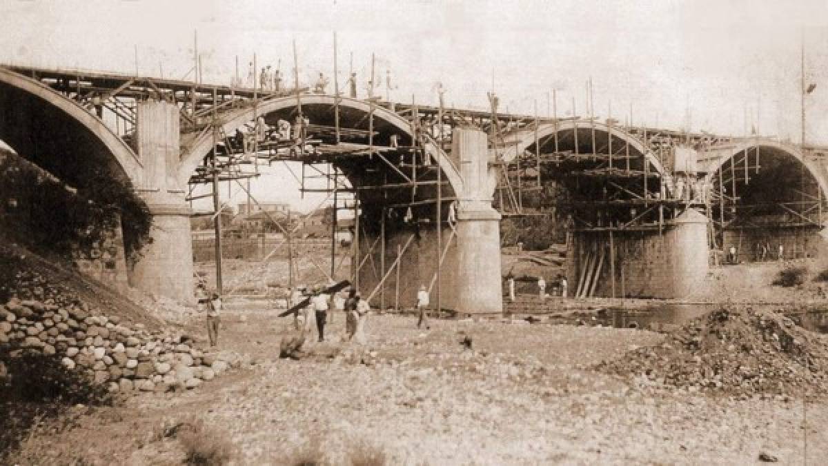 Reparaciones en el puente en 1934.