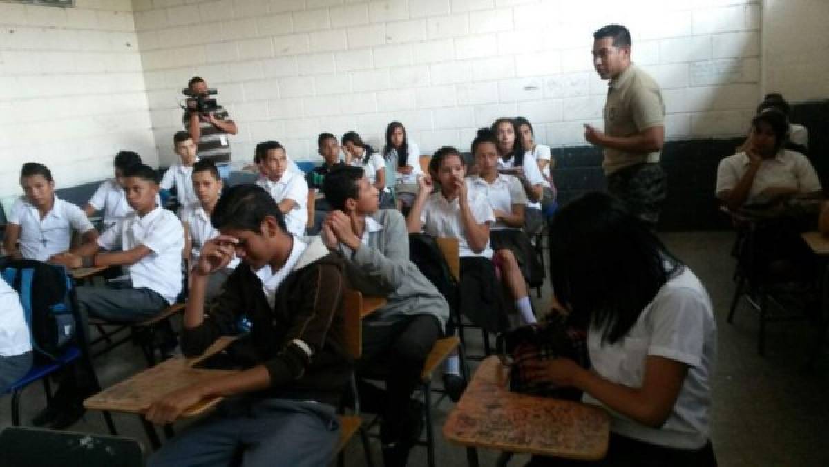 Imparten charlas sobre drogas a estudiantes de colegios en la capital