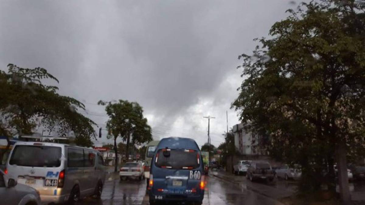 Por fuertes lluvias e inundaciones desalojan a varias familias en norte de Honduras