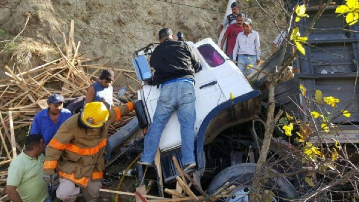 VIDEO: Dramático rescate de conductor atrapado en un camión tras volcamiento