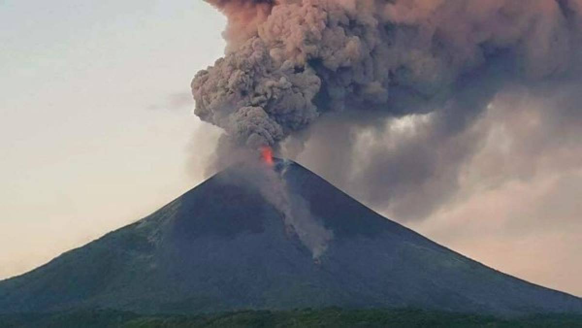 Volcán Momotombo entra en erupción en el occidente de Nicaragua