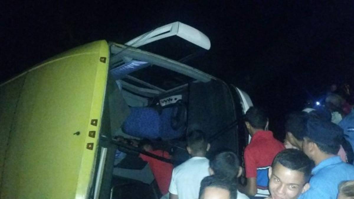 Bus cae al abismo en el norte de Honduras y muere conductor