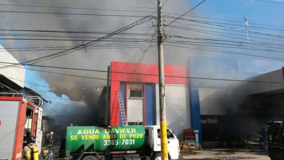 Honduras: Voraz incendio consume ferretería en Choluteca