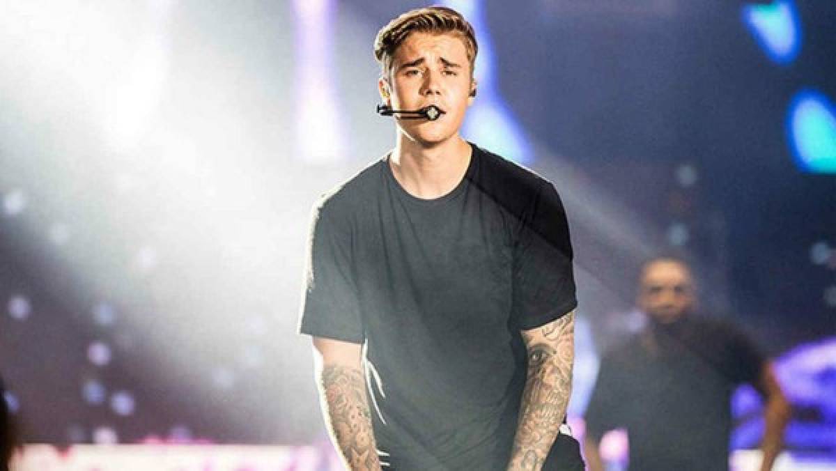 VIDEO: Justin Bieber se cae en pleno concierto en Canadá