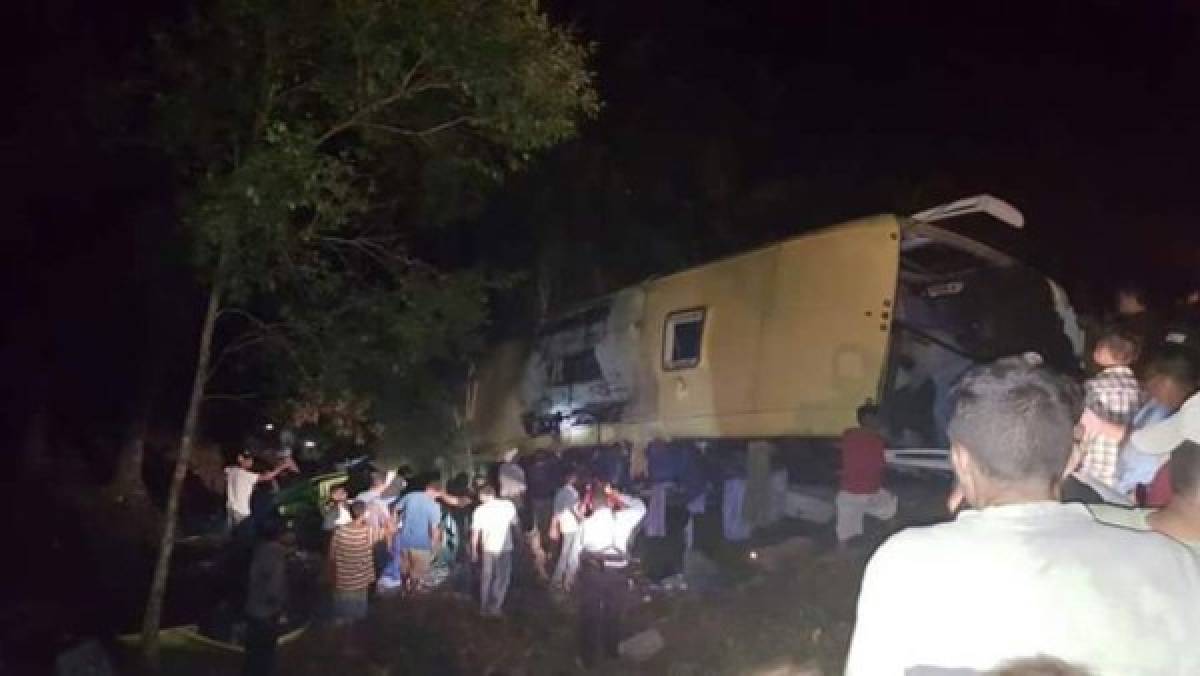 Bus cae al abismo en el norte de Honduras y muere conductor