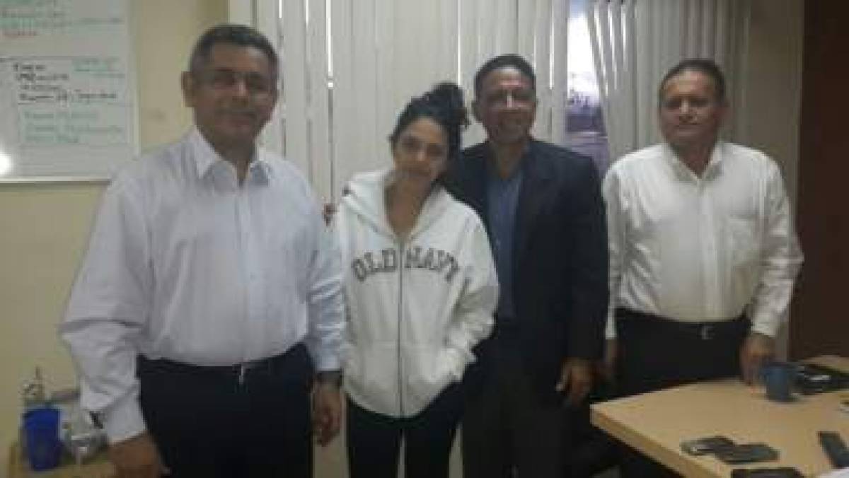 Paola Paz, sin maquillaje y con los ojos hinchados de llorar, se reencontrÃ³ ayer con su padre Ricardo Paz en una instalaciÃ³n policial 05 Ene 2015