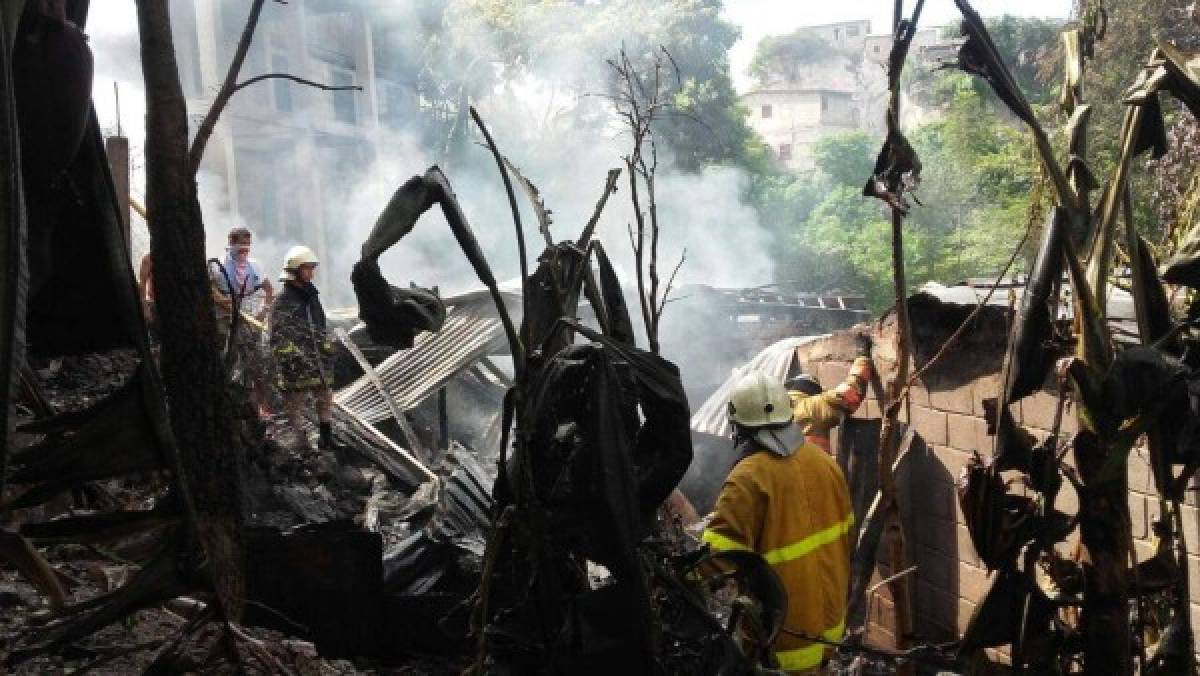 Property destroyed by the Woolsey Fire smolders in the Point Dume neighborhood of Malibu, California, on November 10, 2018 after the fire tore through the neighborhood overnight. - Firefighters in California on Saturday battled raging blazes at both ends of the state that have left at least nine people dead and thousands of homes destroyed, but there was little hope of containing the flames anytime soon. More than 250,000 people have been ordered to evacuate a wide area near the state capital Sacramento and, in southern California, the Hollywood resort town of Malibu. (Photo by Robyn Beck / AFP)