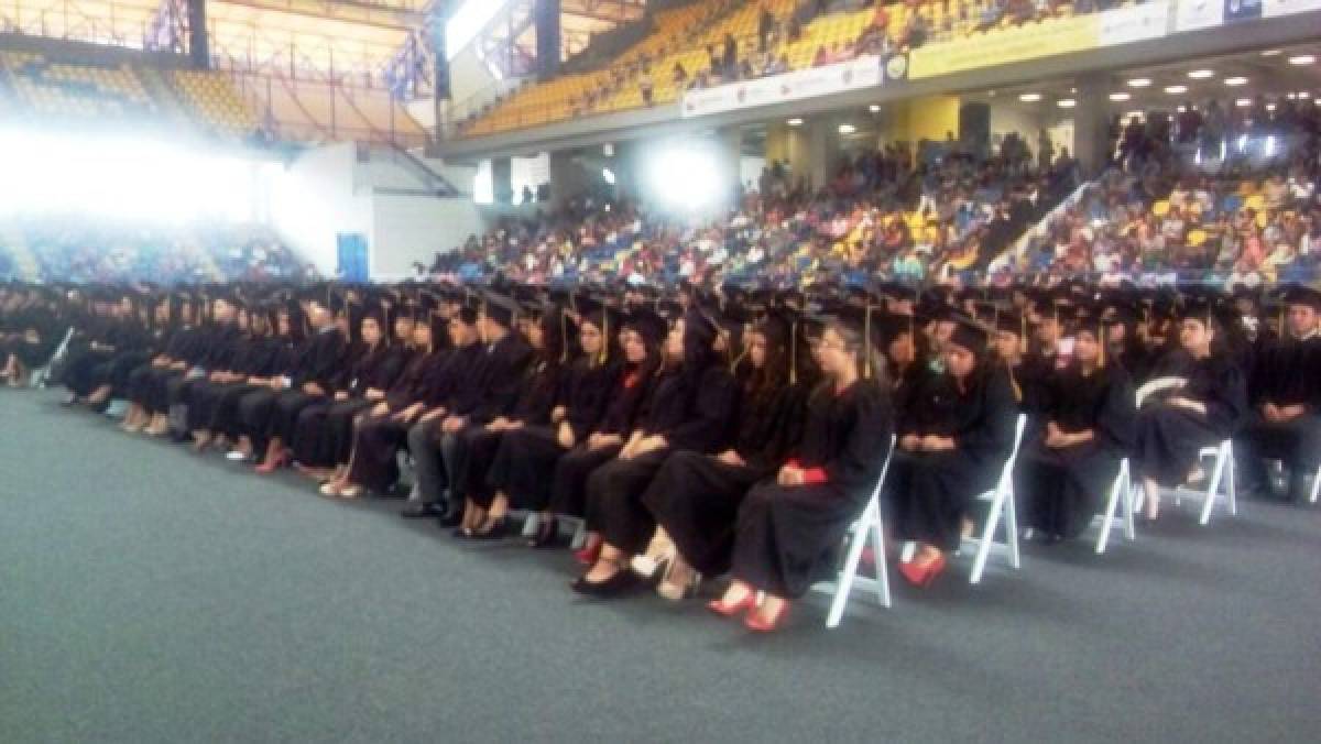 UNAH gradúa 1,200 nuevos profesionales