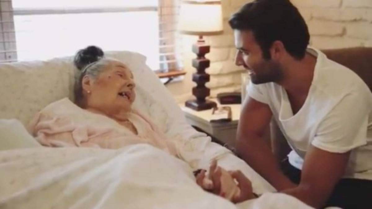 Jencarlos Canela cumple sueño a una abuelita