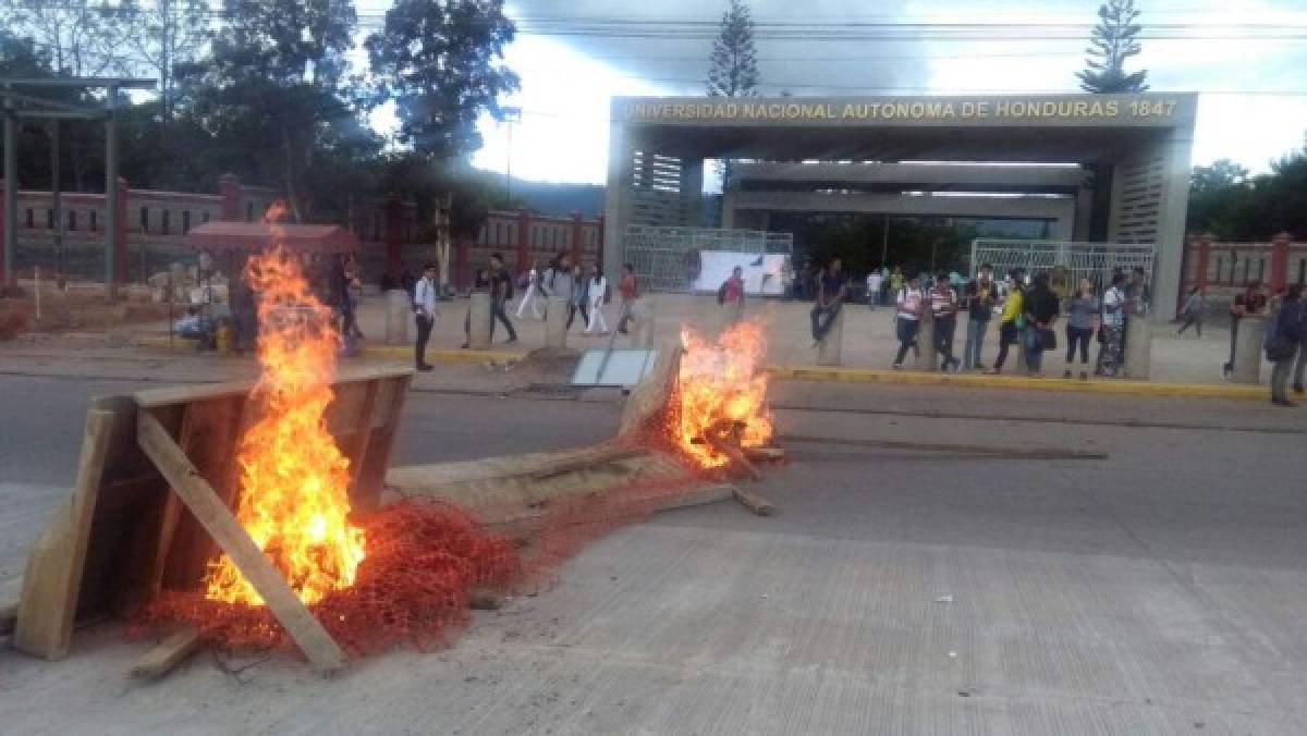 Estudiantes de la UNAH protestan contra la reelección de Juan Orlando Hernández