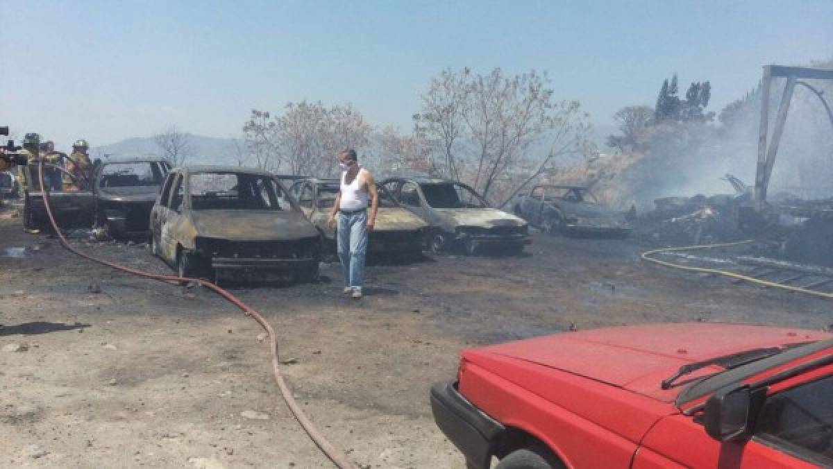 Voraz incendio arrasa con al menos 15 vehículos en colonia Altos de la Peña de la capital