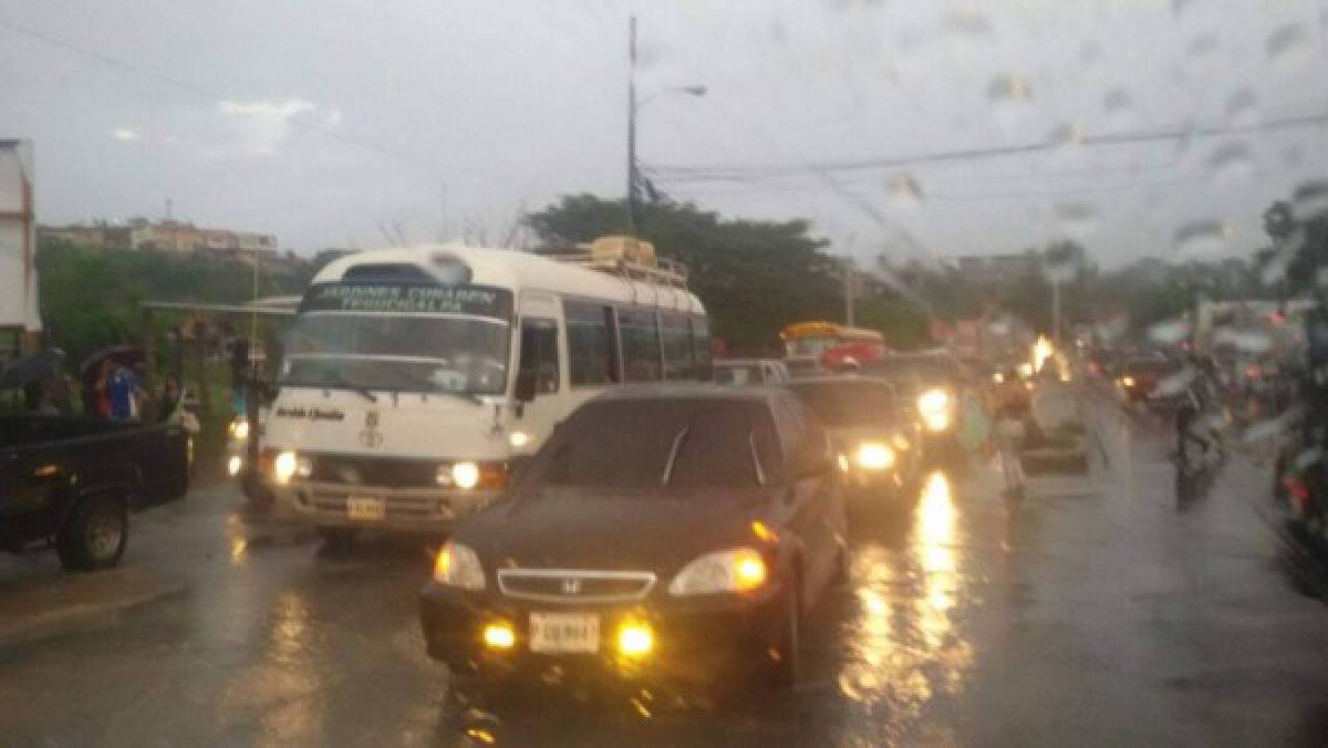 Casas inundadas y calles anegadas por fuertes lluvias en la capital de Honduras