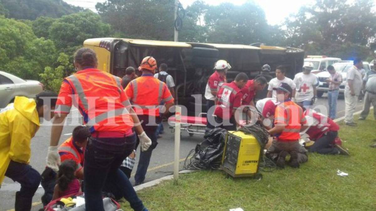 Varios heridos tras volcamiento de bus en la salida al norte de Honduras