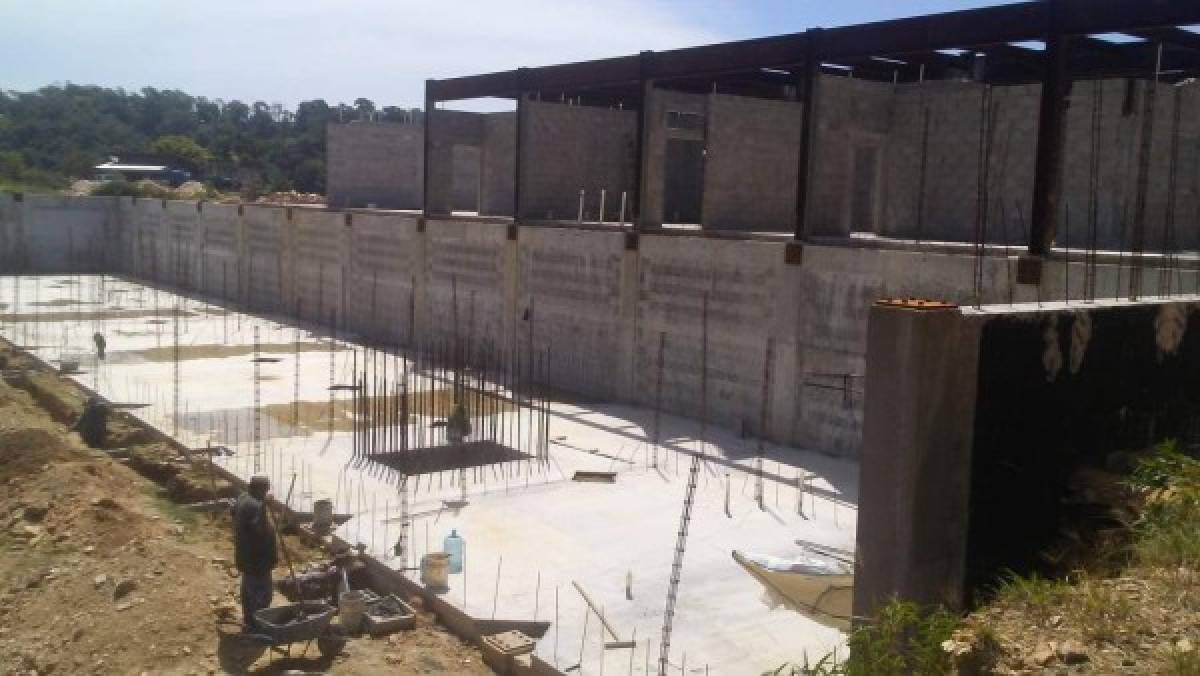 Pobladores de Roatán construyen amplio hospital público