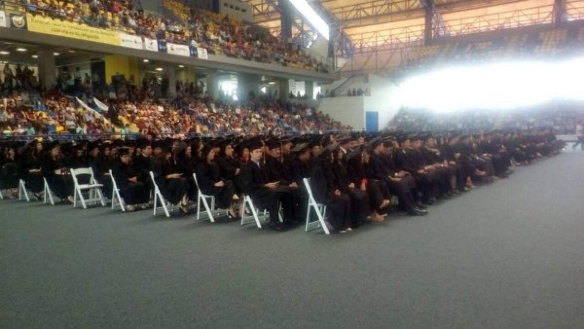 UNAH gradúa 1,200 nuevos profesionales