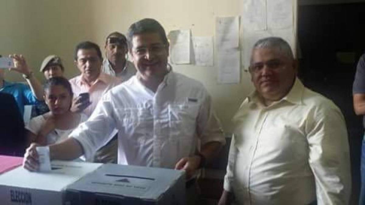 El presidente Juan Orlando Hernández, abogado de profesión, votó en el capítulo de Lempira, occidente de Honduras, de donde es originario.