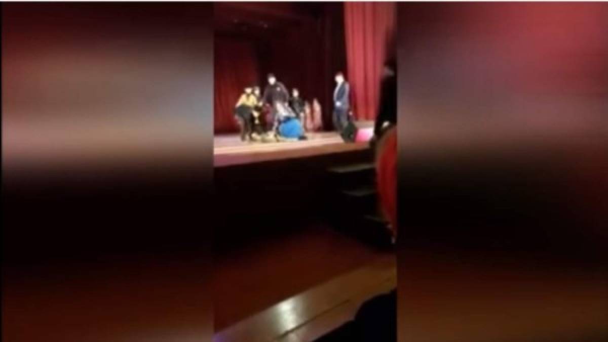 Video: Bailarín muere en un escenario mientras montaba su espectáculo