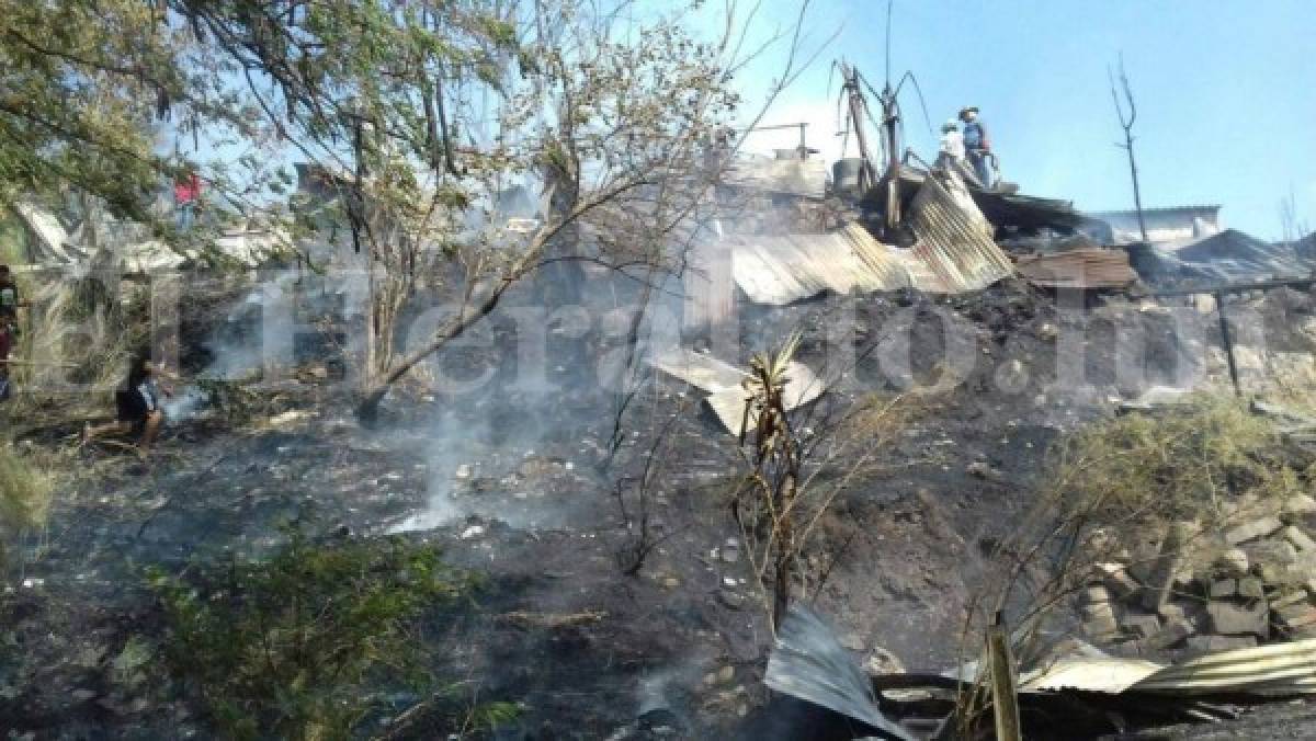 Unas cinco viviendas quedaron reducidas a cenizas tras el voraz incendio en la zona. Foto: Estalin Irías/El Heraldo.