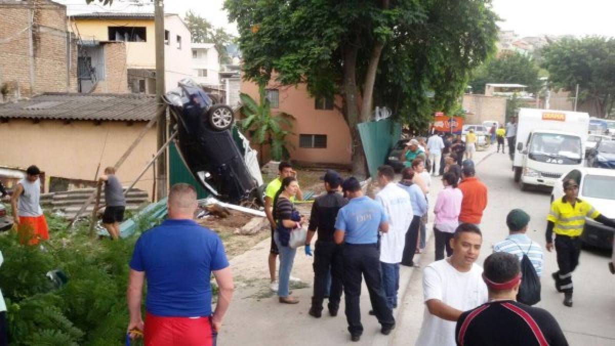 Aparatoso accidente de turismo deja un muerto en el anillo