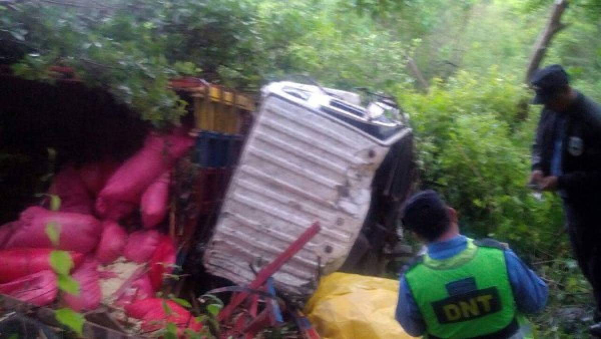 Accidente en carretera al sur deja dos muertos