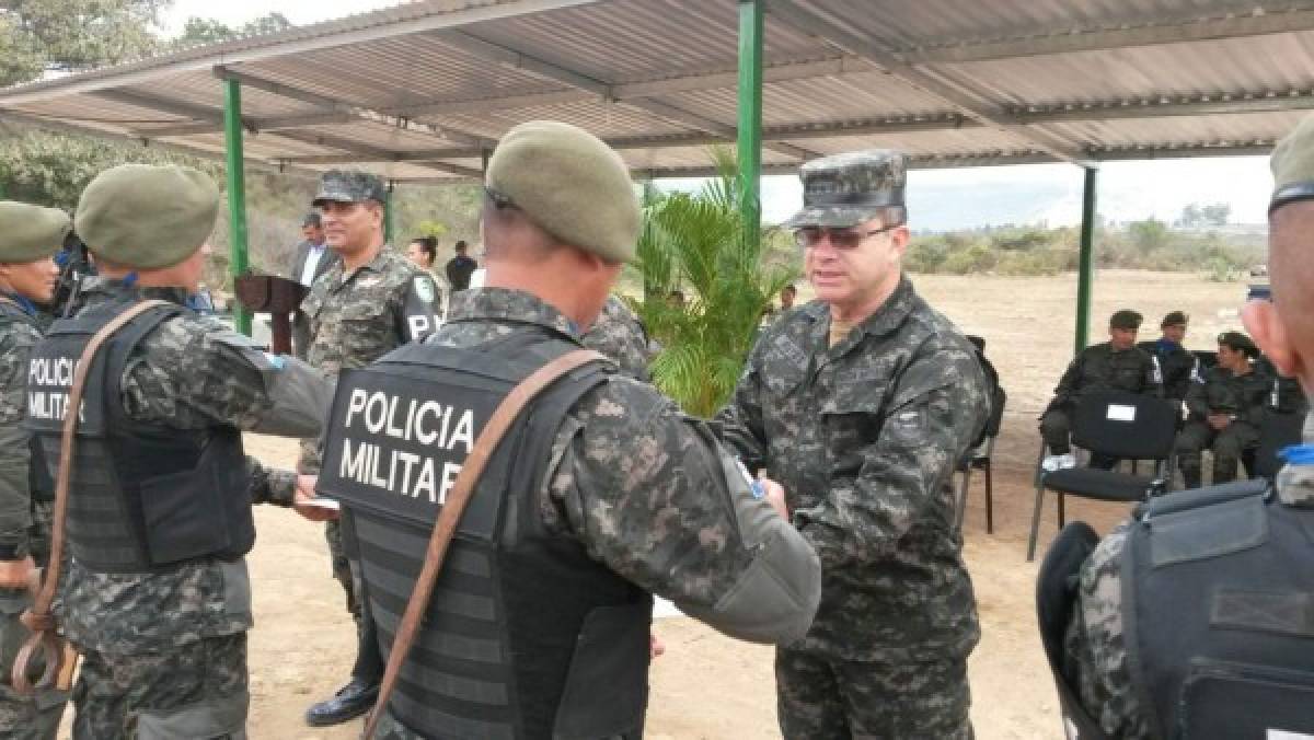 Los oficiales caninos junto al policía que los entrena realizan su labor en puertos, aeropuertos y fronteras.