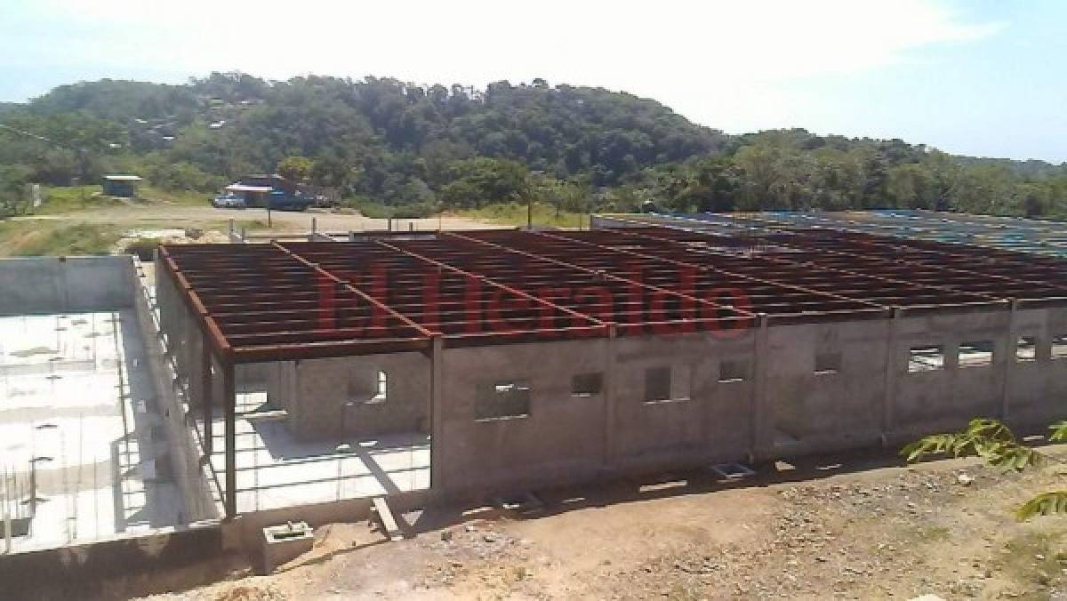 Pobladores de Roatán construyen amplio hospital público