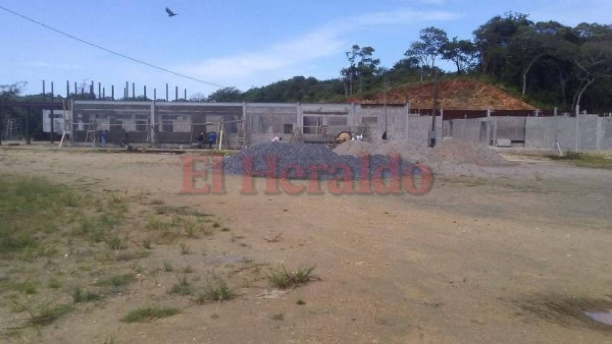 Pobladores de Roatán construyen amplio hospital público