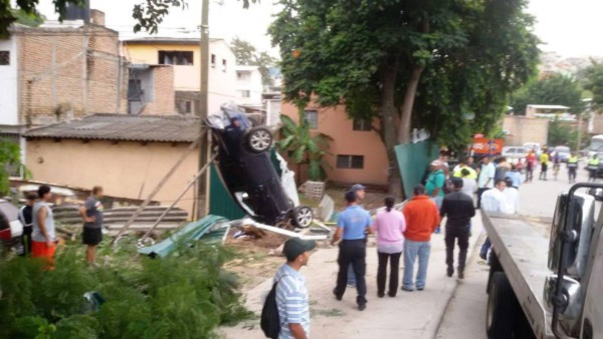 Aparatoso accidente de turismo deja un muerto en el anillo