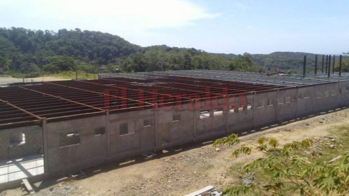 Pobladores de Roatán construyen amplio hospital público