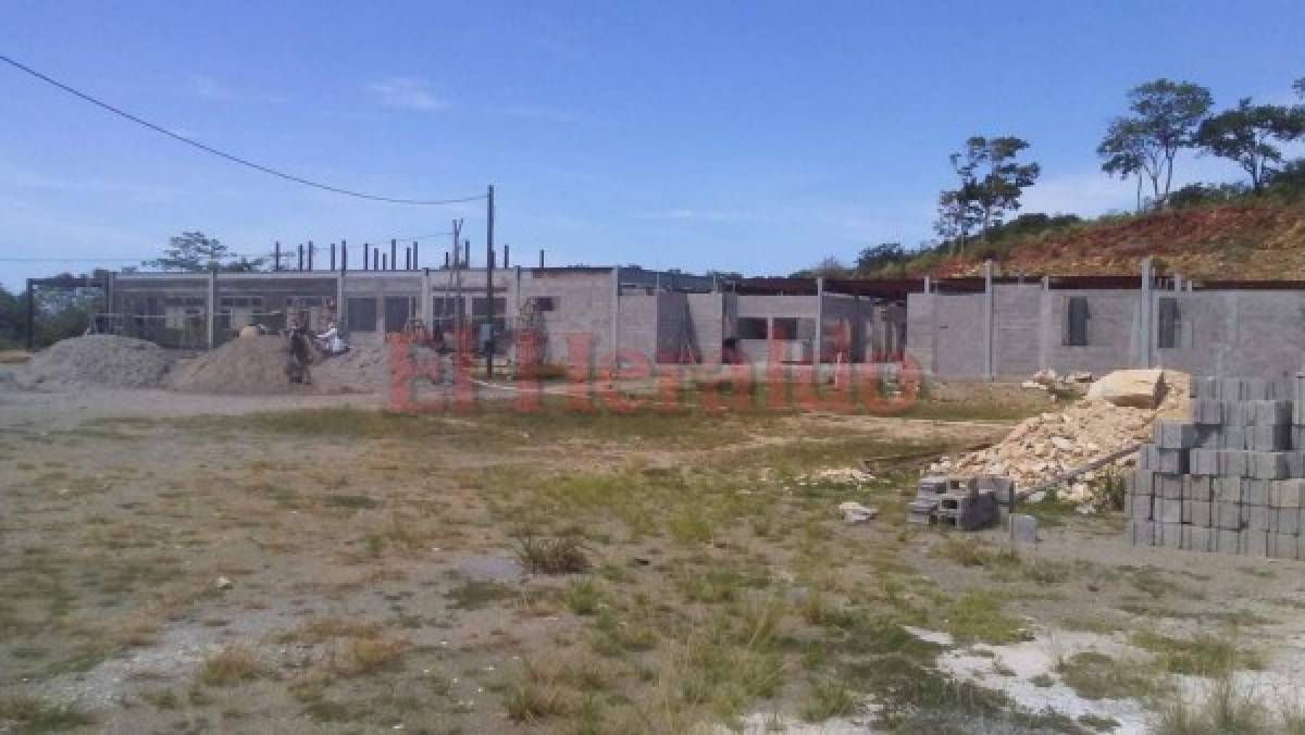 Pobladores de Roatán construyen amplio hospital público