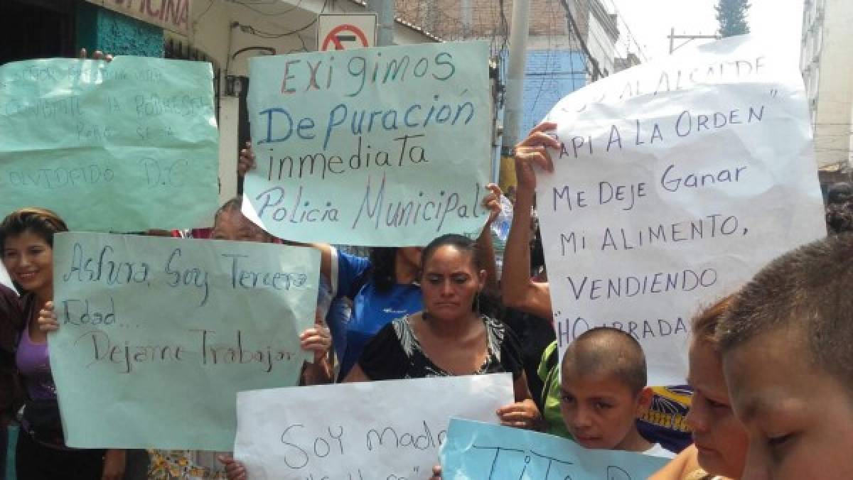 Vendedores ambulantes protestan en el centro de la capital hondureña