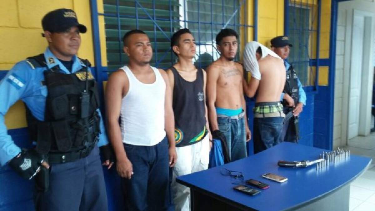 Honduras: Capturan a cuatro supuestos pandilleros con arma y una motocicleta robada