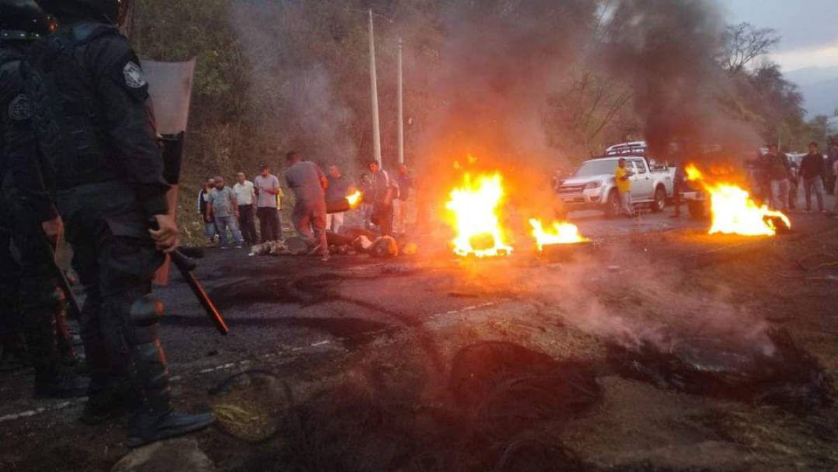 Pobladores bloquean salida a Olancho y exigen reparación de carretera