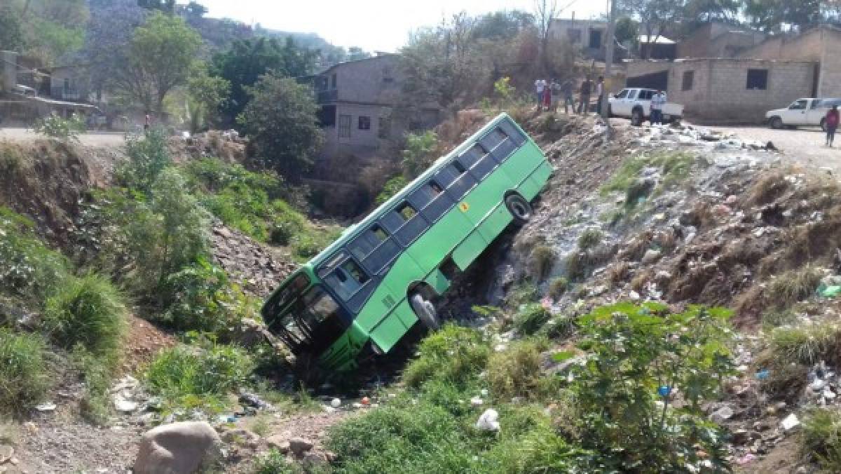 Honduras: Bus se precipita a hondonada en colonia Los Pinos