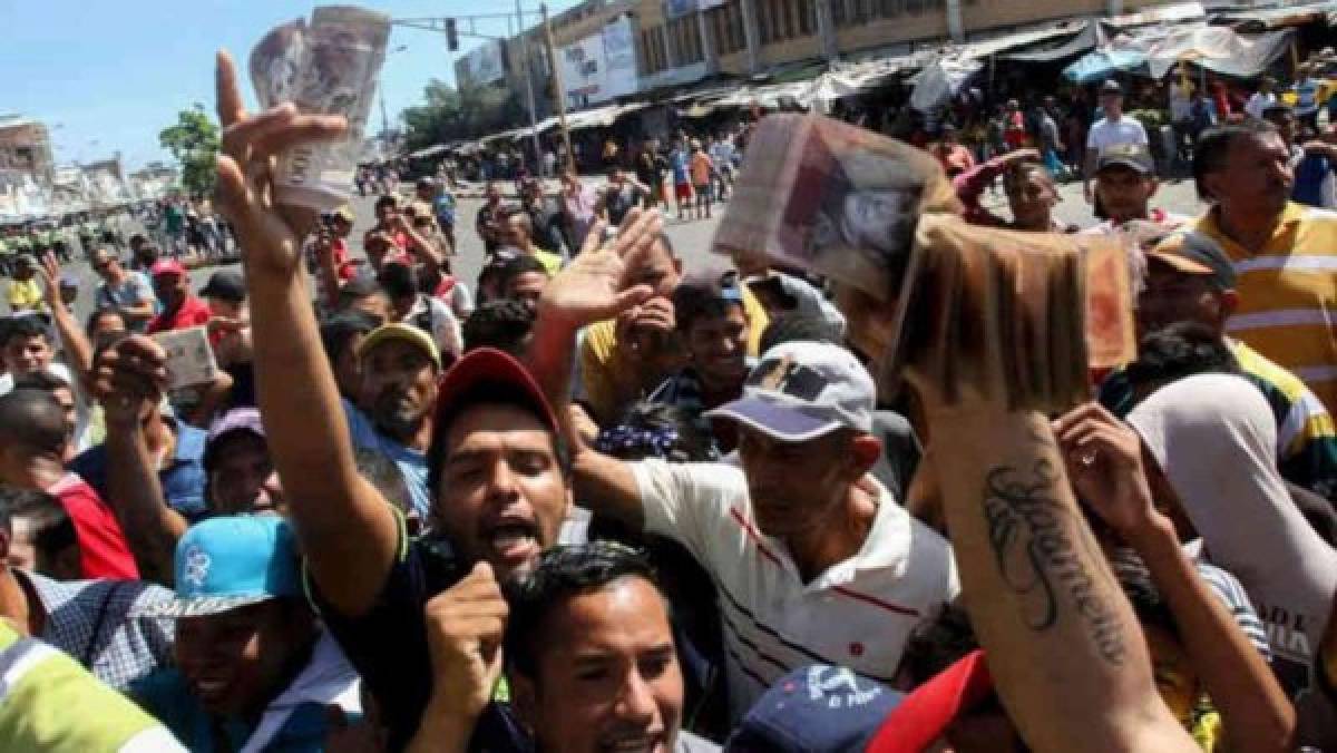 Una Venezuela sin billetes deriva en protestas, saqueos e interminables filas.